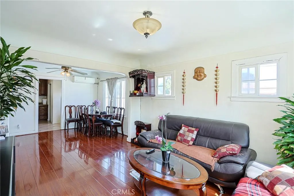 2811 Lexington