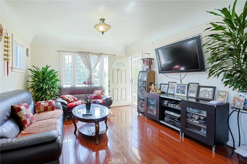2811 Lexington