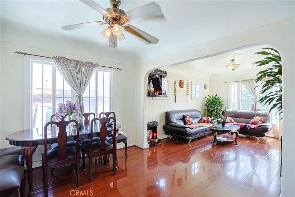 2811 Lexington