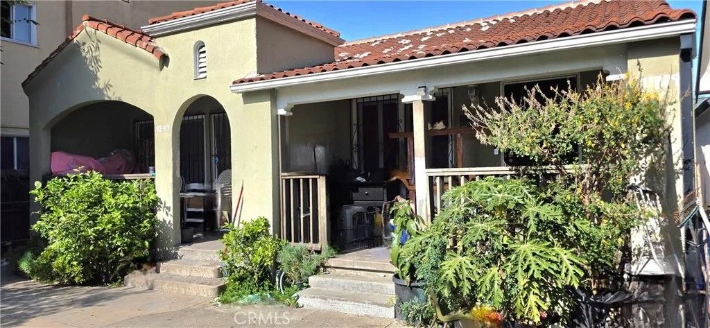 Photo of 1249 W 39th Street, Los Angeles, CA 90037 (MLS # DW26026695)