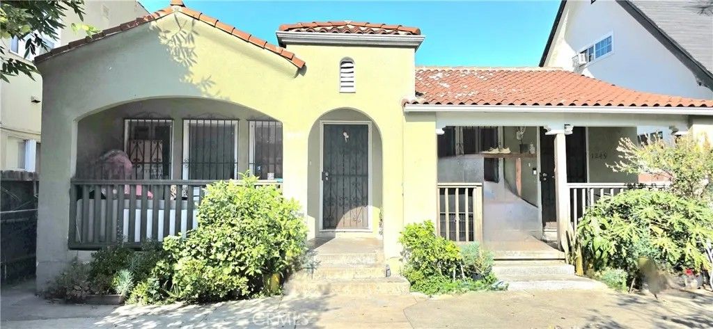 Photo of 1249 W 39th Street, Los Angeles, CA 90037 (MLS # DW26026695)