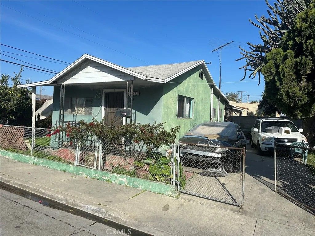 Photo of 10814 Watts Avenue, Los Angeles, CA 90059 (MLS # CV26072342)