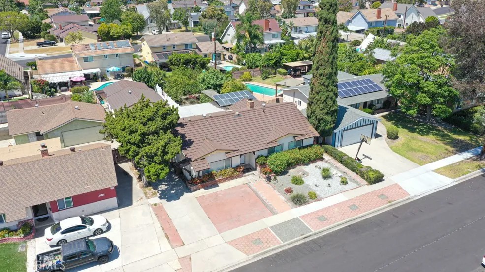 1641 W Buena Vista