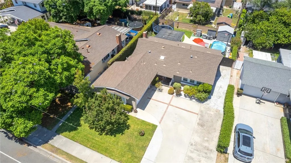 1583 W Cerritos