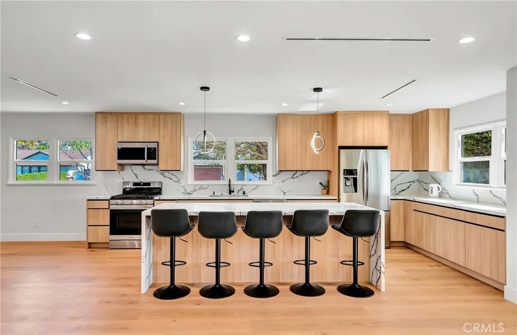 Photo of 23635 Marylee St, Woodland Hills, CA 91367 (MLS # SR26023631)