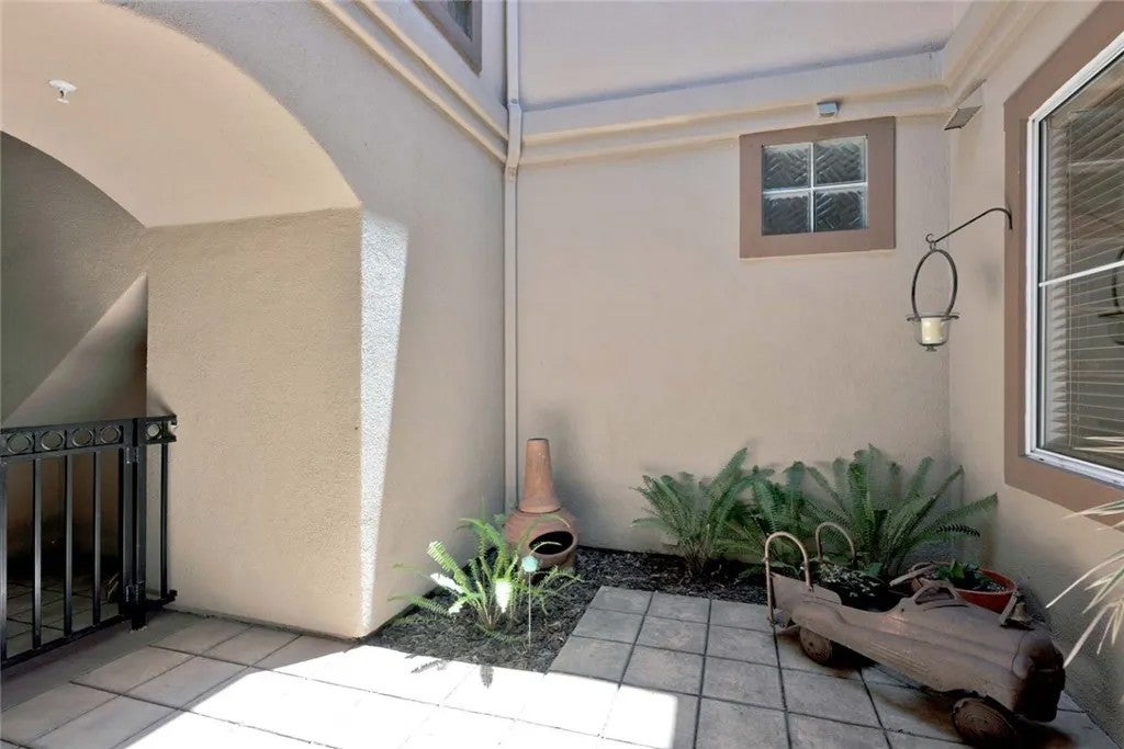 2640 Dunstan