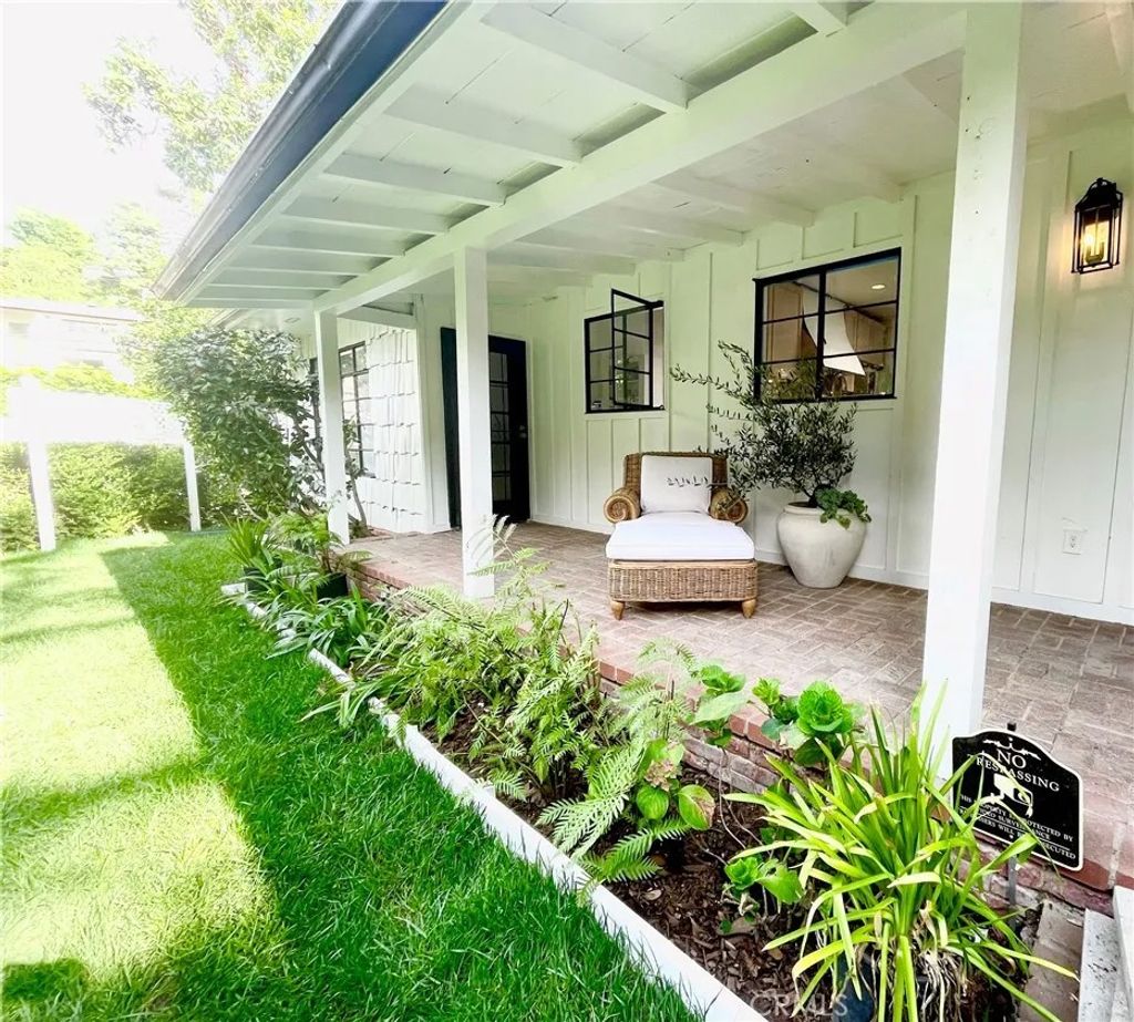 Photo of 13606 Oak Canyon Avenue, Sherman Oaks, CA 91423 (MLS # SR26088434)