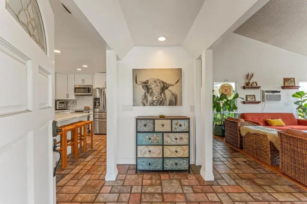 4439 La Canada