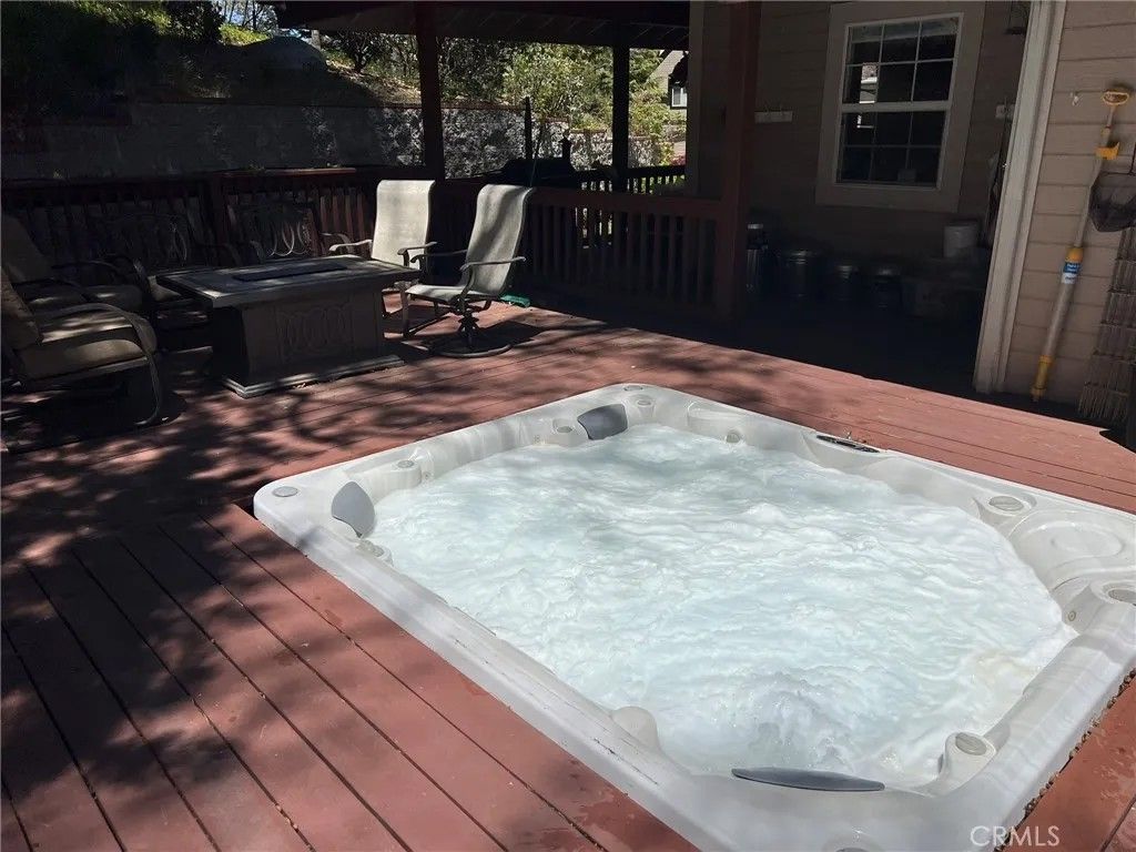 Photo of 170 Cypress Dr, Lake Arrowhead, CA 92352 (MLS # IG26028423)