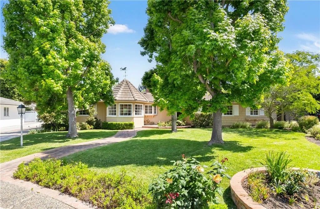 Photo of 2401 Sierra Vista, Newport Beach, CA 92660 (MLS # NP26050950)