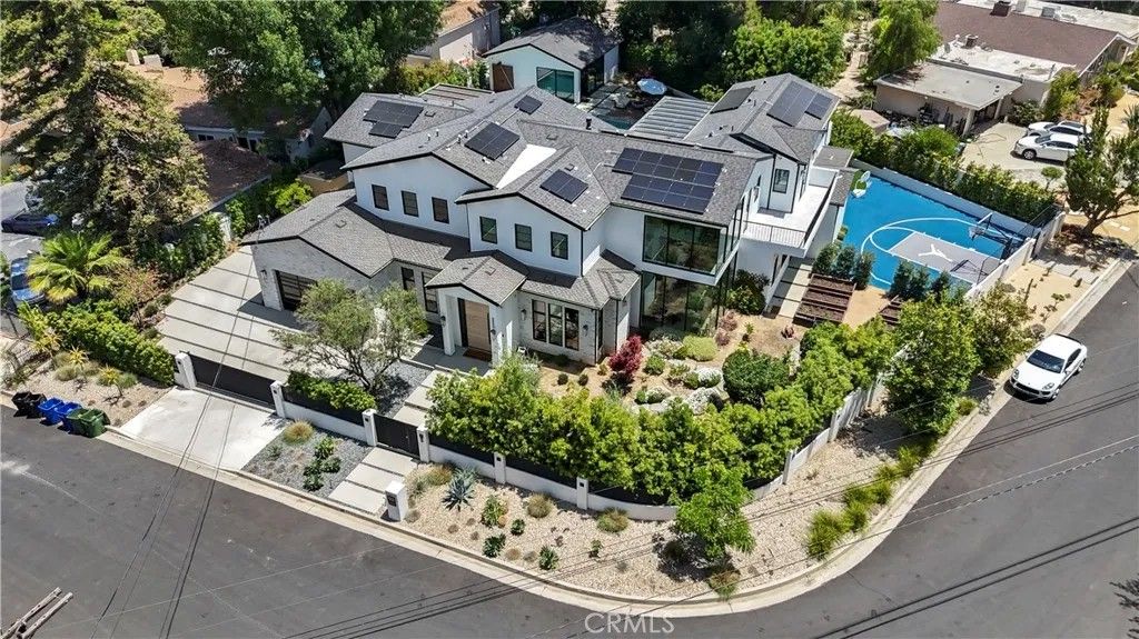 Photo of 5050 Arundel Dr, Woodland Hills, CA 91364 (MLS # SR26084234)