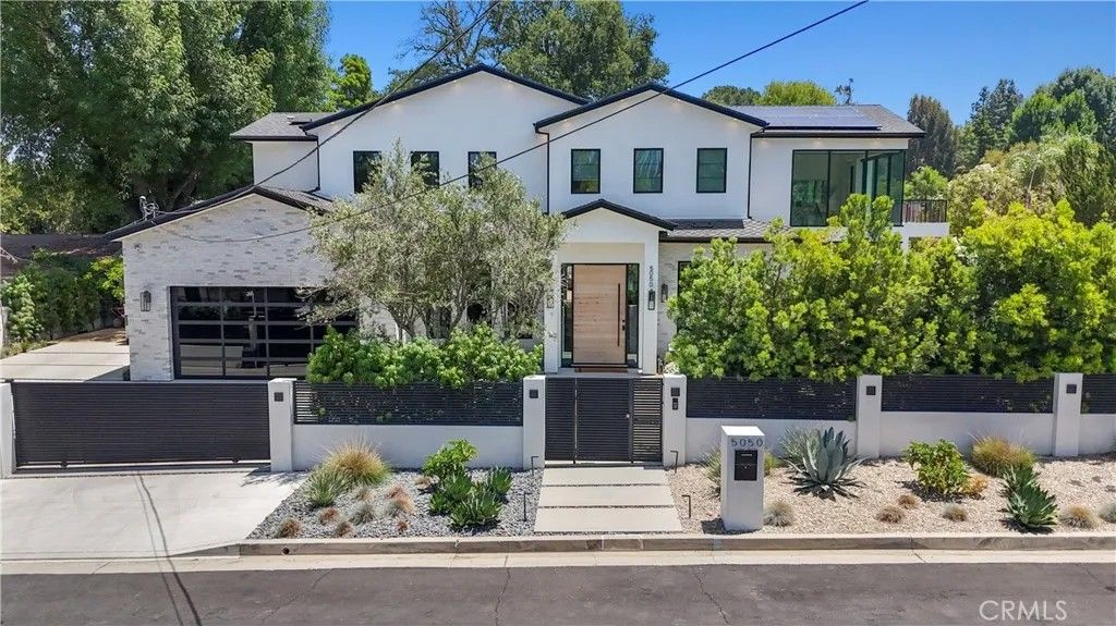 Photo of 5050 Arundel Dr, Woodland Hills, CA 91364 (MLS # SR26084234)