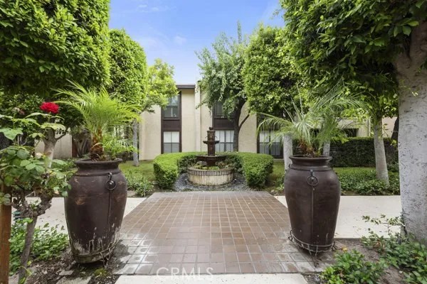 585 W Duarte 25