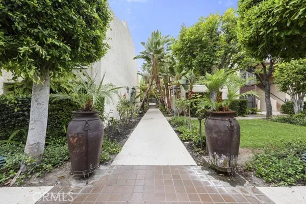 585 W Duarte 25