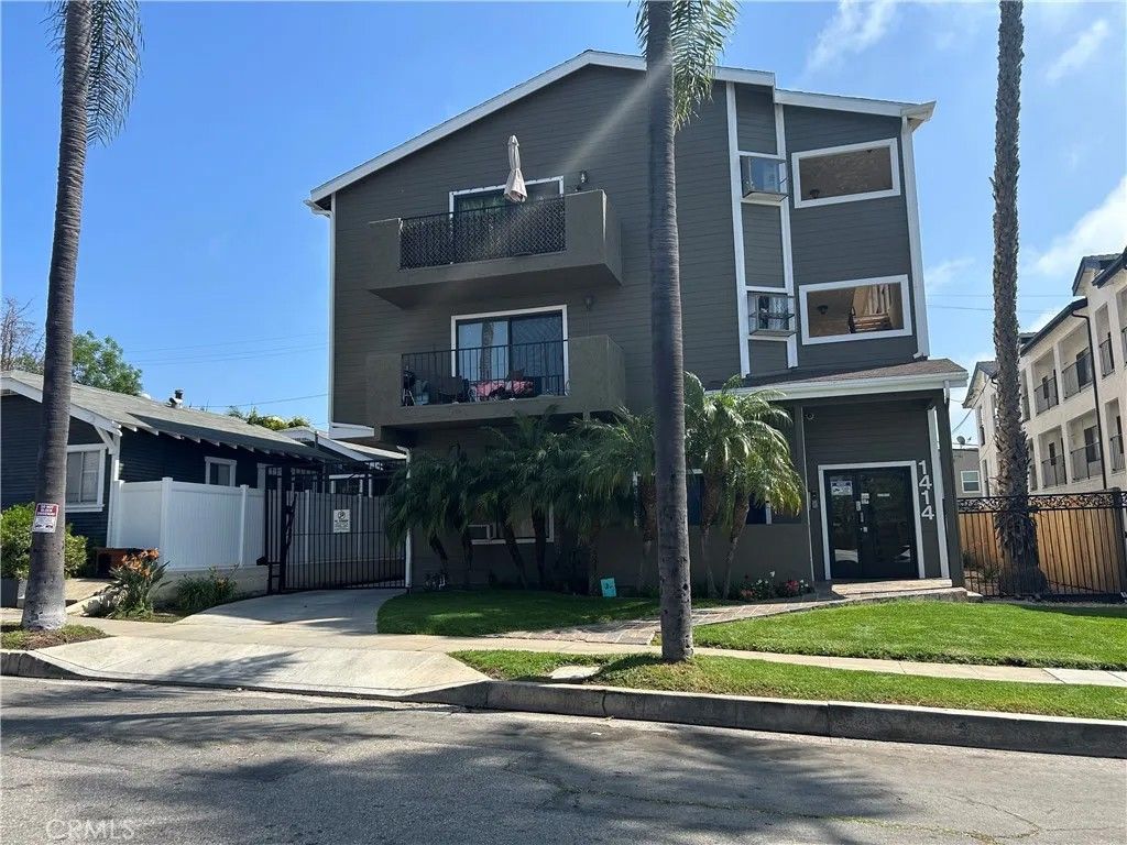 Photo of 1414 Coronado Ave #302, Long Beach, CA 90804 (MLS # PW26062314)