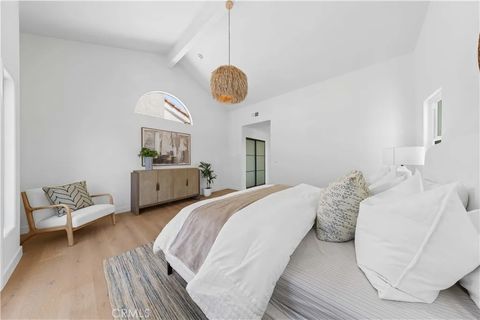 Tiny photo for 204 Lincoln Ave, Huntington Beach, CA 92648 (MLS # OC25235862)