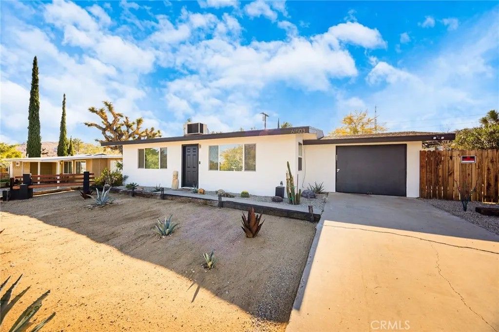 Photo of 61503 Sunburst Dr, Joshua Tree, CA 92252 (MLS # CV25278285)
