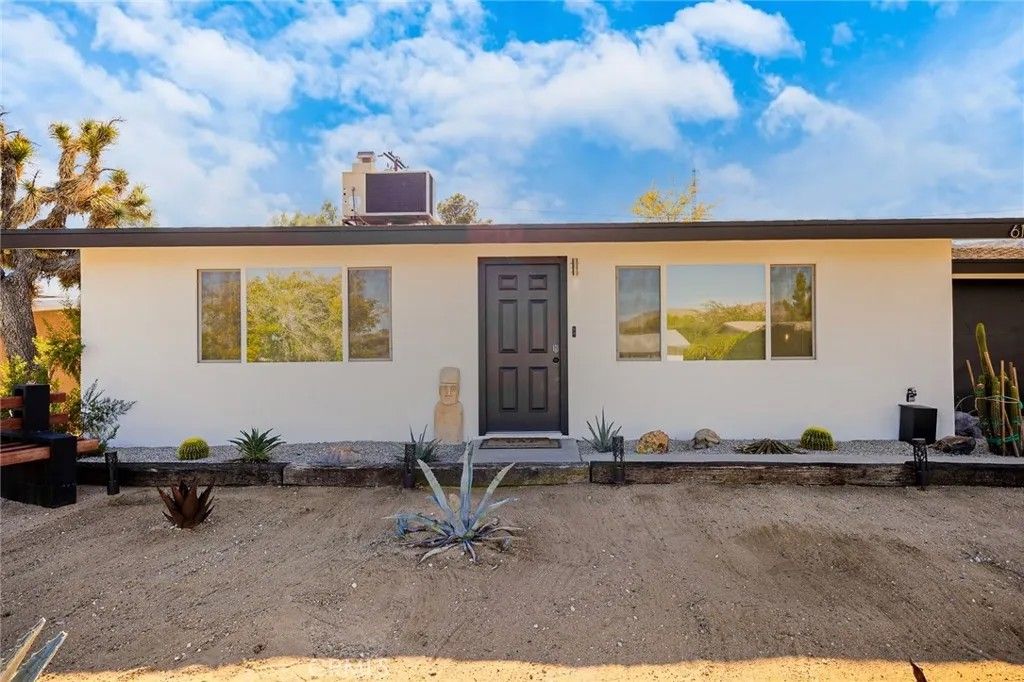 Photo of 61503 Sunburst Dr, Joshua Tree, CA 92252 (MLS # CV25278285)