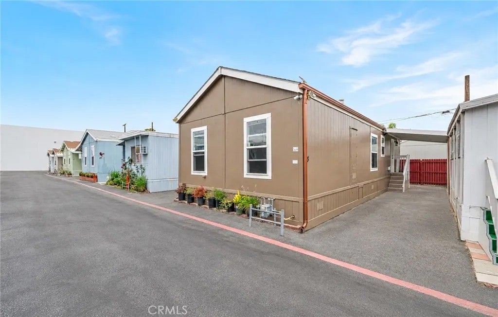 Photo of 812 N Loren Ave #18, Azusa, CA 91702 (MLS # DW26025472)