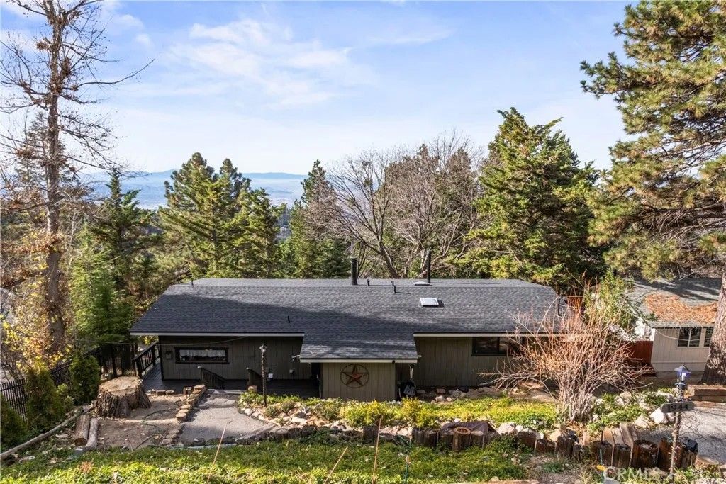 Photo of 1944 Willow Dr, Running Springs, CA 92382 (MLS # IG25280213)