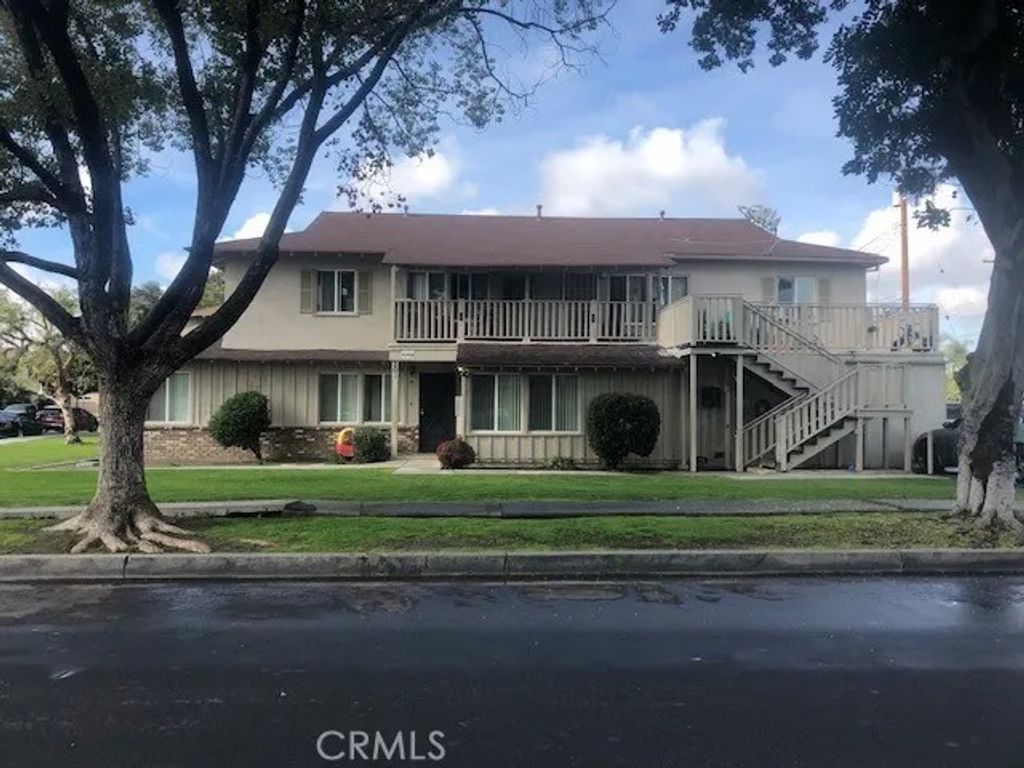 Photo of 201 W Knepp Ave, Fullerton, CA 92832 (MLS # OC25268004)