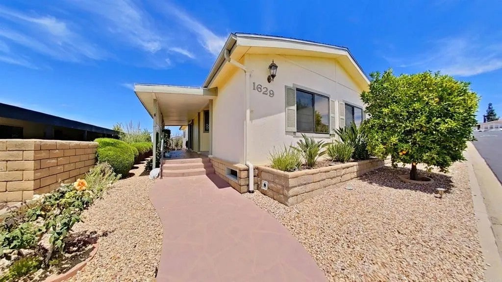 Photo of 1629 Desert Gln, Escondido, CA 92026 (MLS # NDP2605904)
