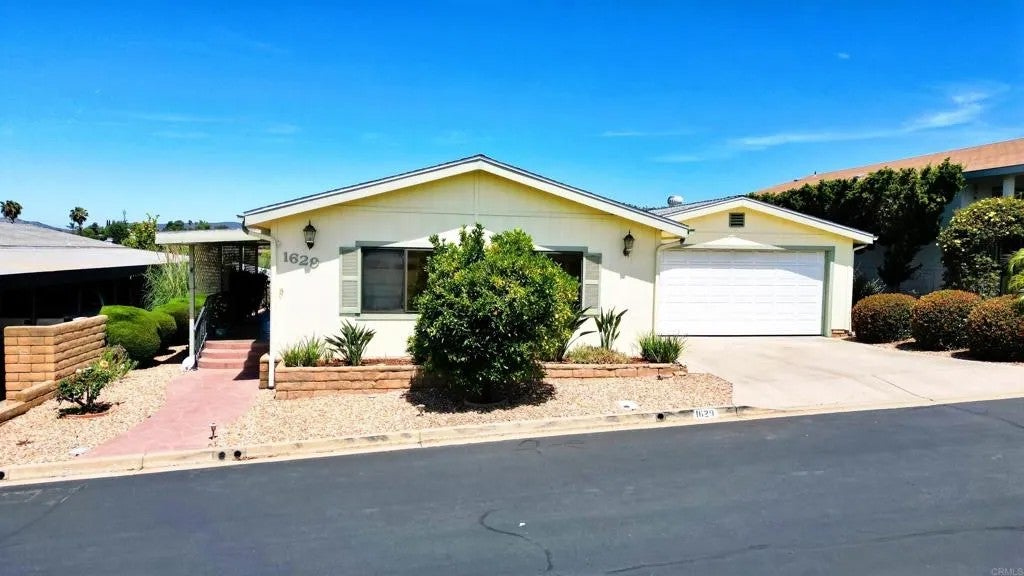 Photo of 1629 Desert Gln, Escondido, CA 92026 (MLS # NDP2605904)