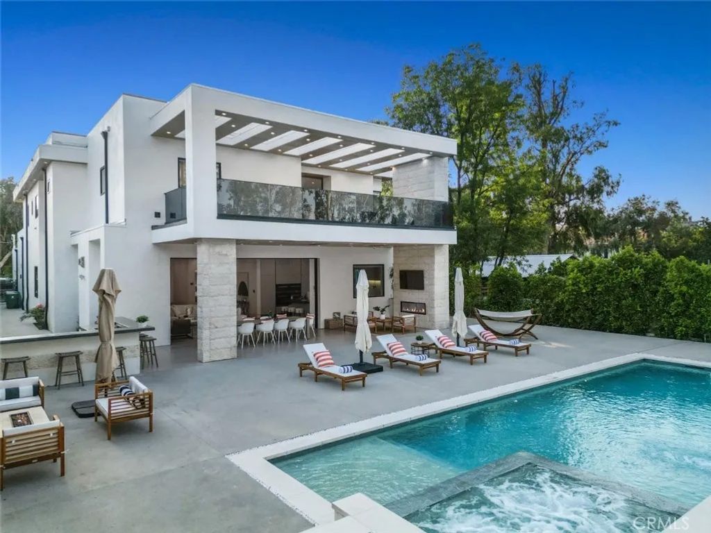 Photo of 5702 Melvin Avenue, Tarzana, CA 91356 (MLS # SR26042286)