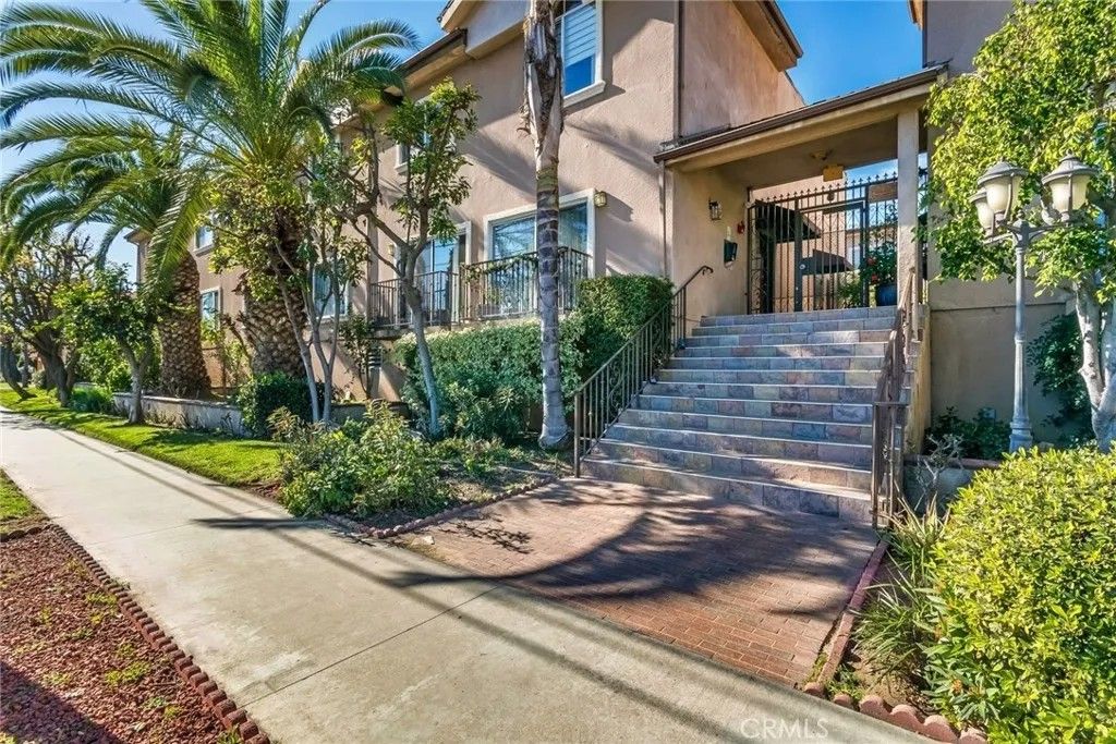 Photo of 6525 Woodman Avenue #11, Valley Glen, CA 91401 (MLS # SR26010564)