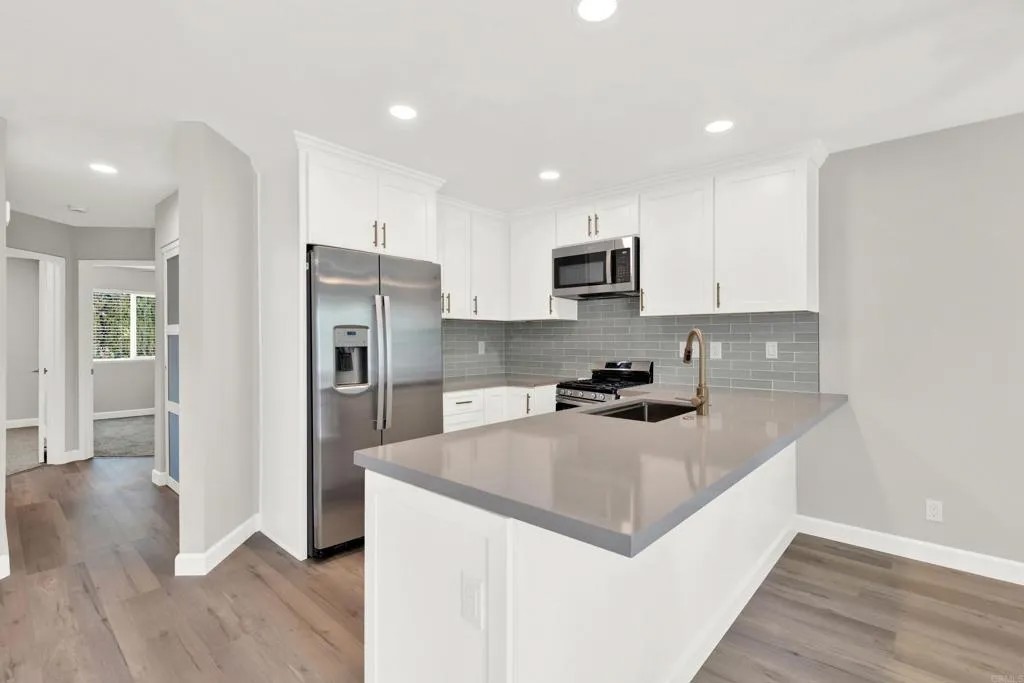 12616 Lakeshore Dr Drive 24