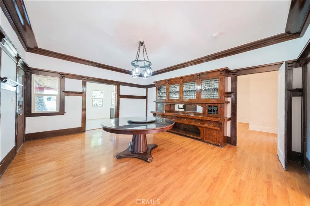 325 W Ramona