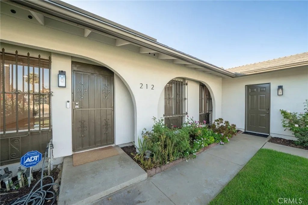 212 N Acacia Avenue