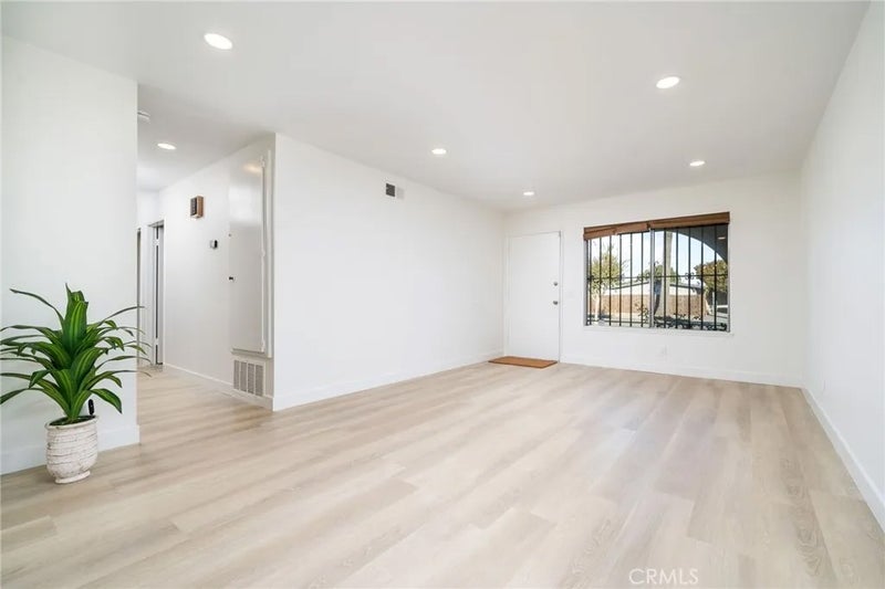 212 N Acacia Avenue