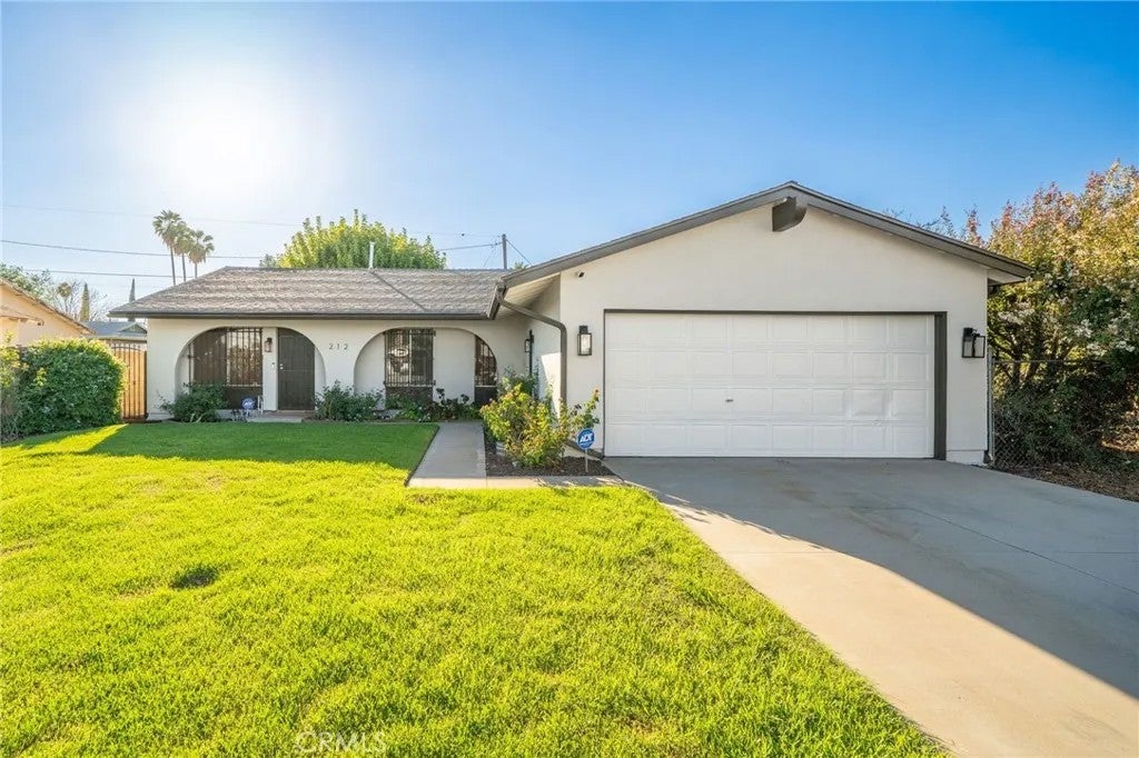 212 N Acacia Avenue