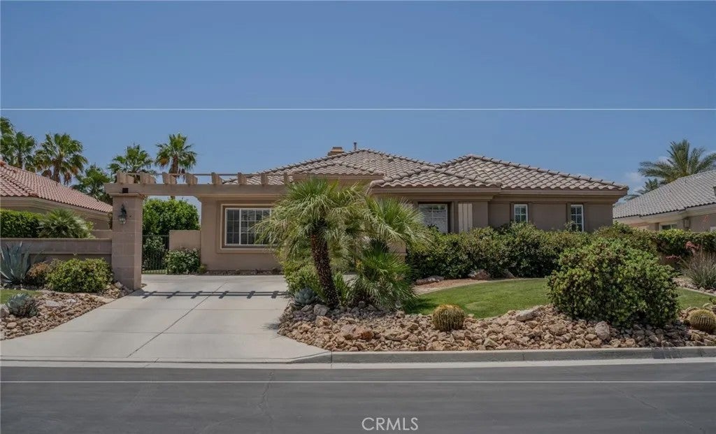 Photo of 41 Vista Mirage Way, Rancho Mirage, CA 92270 (MLS # SR26001783)