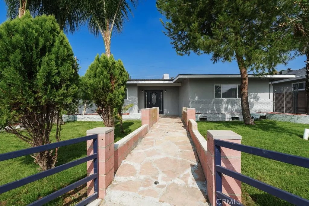 932 N Encina