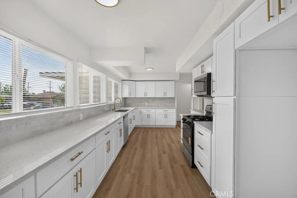932 N Encina