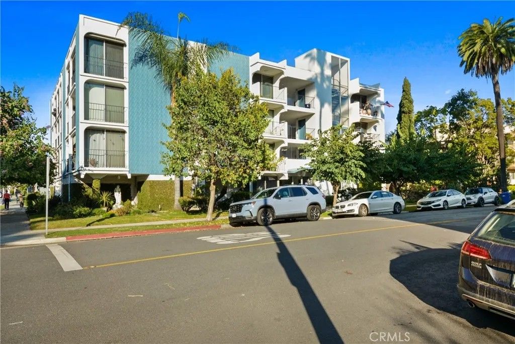 Photo of 2101 E 2nd St #305, Long Beach, CA 90803 (MLS # PW26016919)