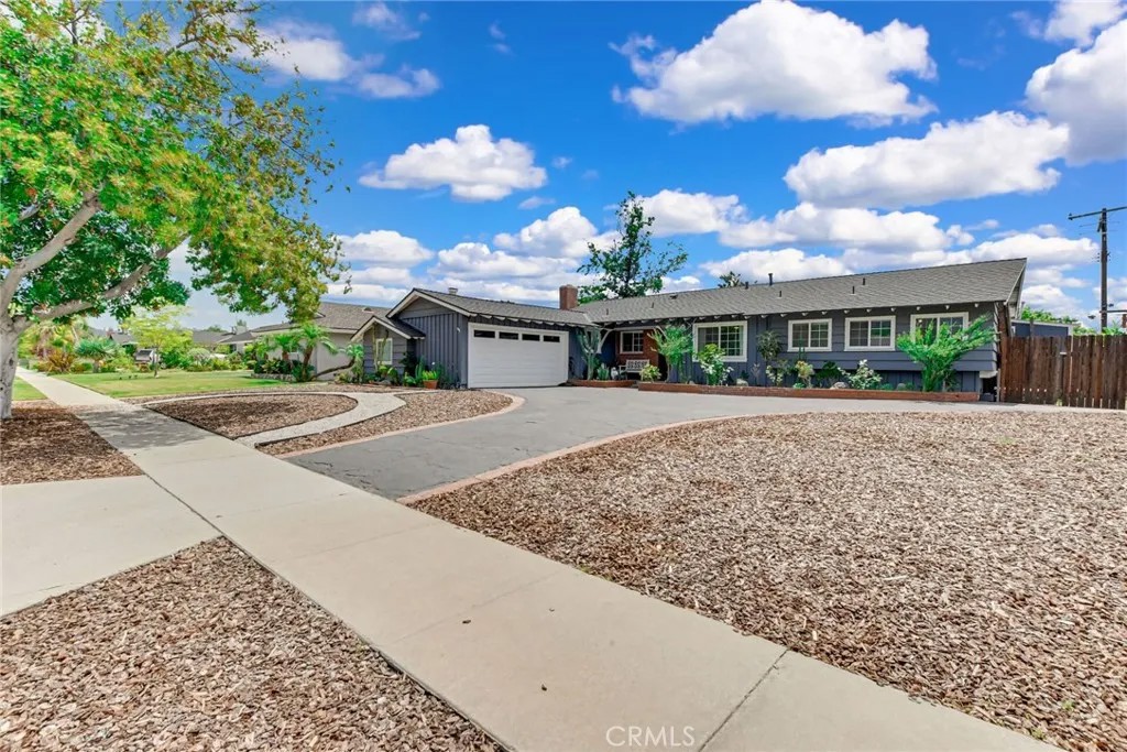 1302 E Bennett