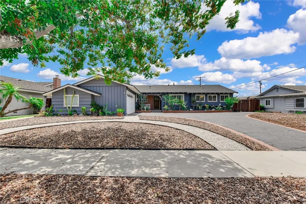 1302 E Bennett