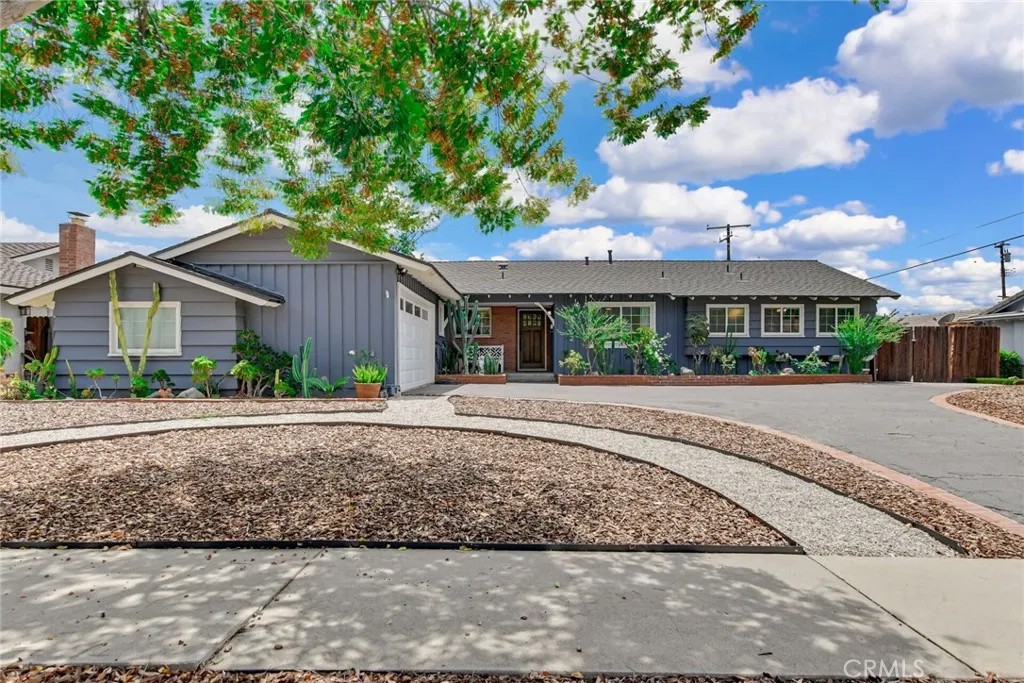 1302 E Bennett
