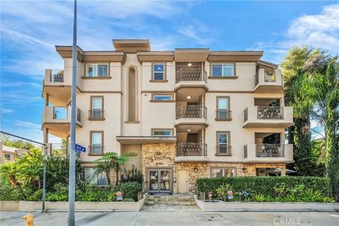 Photo of 11540 Moorpark Street #403, Studio City, CA 91602 (MLS # SR25244350)
