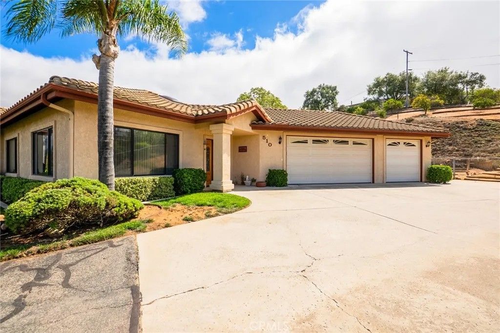 Photo of 510 Hilbert Drive, Fallbrook, CA 92028 (MLS # IV25237628)