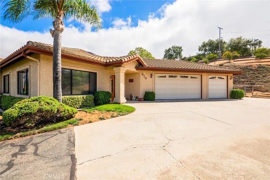 Photo of 510 Hilbert Drive, Fallbrook, CA 92028 (MLS # IV25237628)
