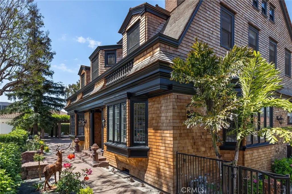 11 La Linda Drive