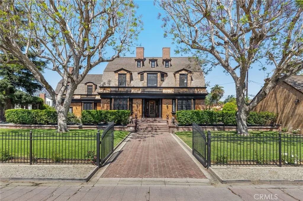 11 La Linda Drive