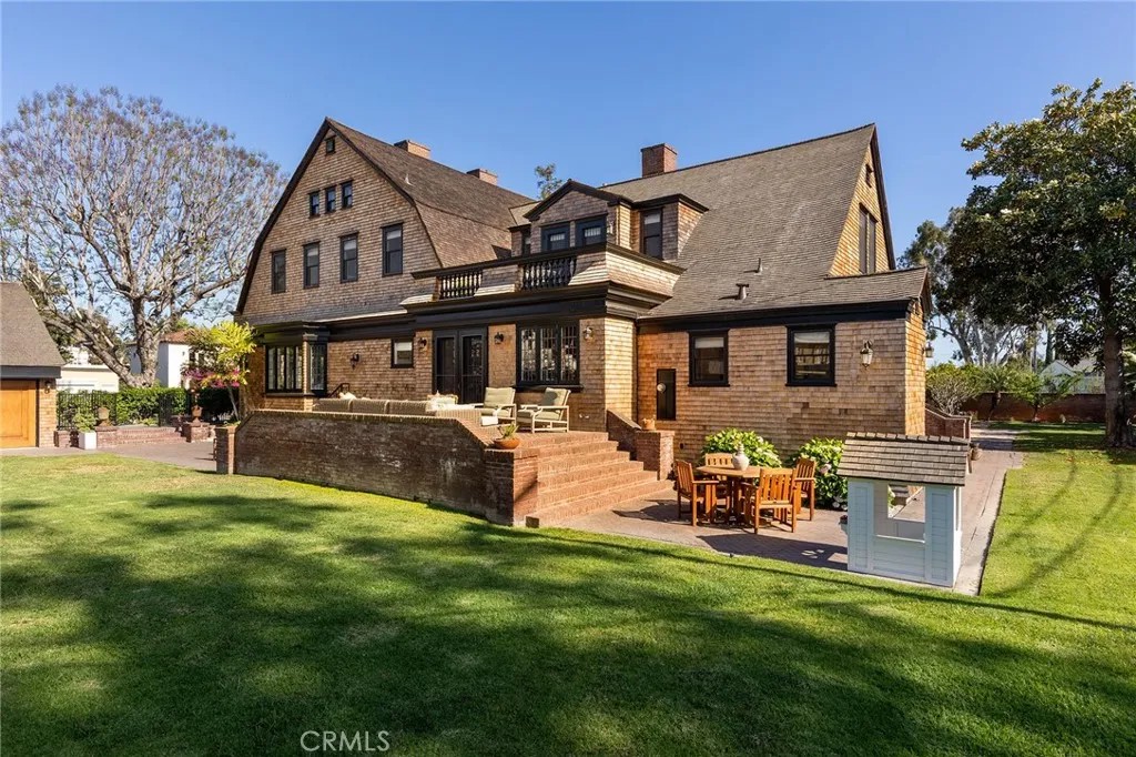11 La Linda Drive