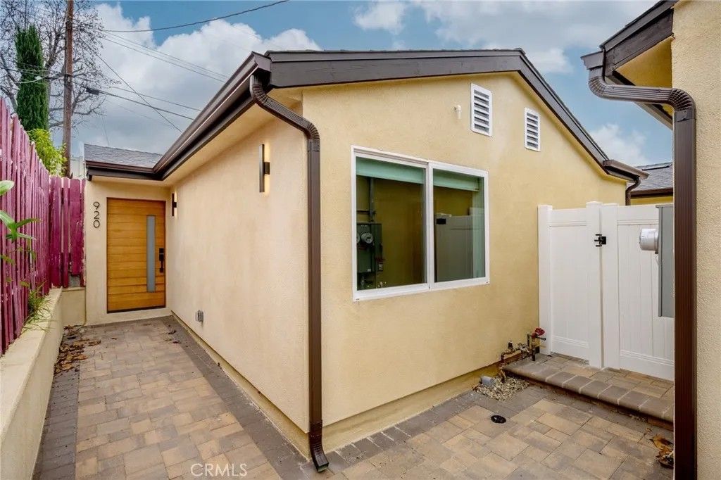 Photo of 920 University Ave, Burbank, CA 91504 (MLS # GD26020059)