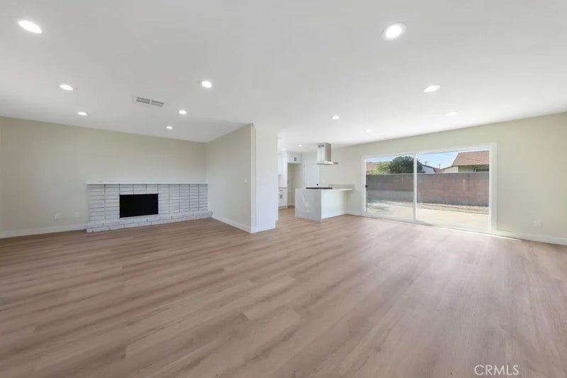 471 W Cromwell