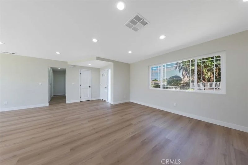 471 W Cromwell